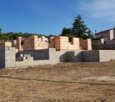 En parpaing le vide sanitaire, les terrasses et la base du garage. Chantier propre !