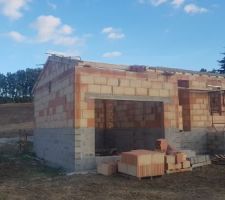Début de la pose de la charpente, partie délicate, la liaison du garage avec la maison...