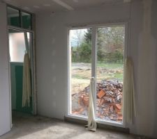 Chambre parentale avec baie vitrée qui donnera sur la terrasse.
On voit l'emplacement de la future porte de la salle d'eau
