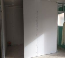 Chambre parentale
Dressing à gauche, salle d'eau à droite