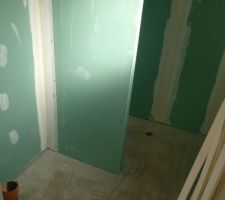 Salle d'eau de la chambre parentale. 
Au fond : zone douche de 170*90 cm
Au premier plan à gauche : emplacement pour meuble et vasque