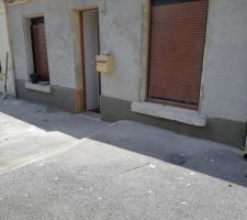 Vue d'ensemble de la façade et du soubassement