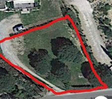 Vue de Google map. Terrain de 750 m2 issu d'une division de parcelle, avec servitude de passage pour le voisin.