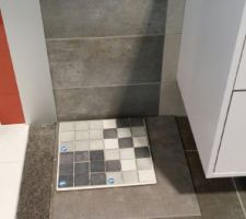 Salle douche a l'italienne sont les carreaux, gris foncé, blanc et gris clair MOSAIC VILLAGE 5x5 MIX GRIS (hors gamme 100?)