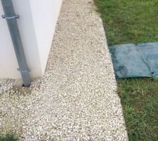 Installation de robot tondeuse. Couloir étroit, à la limite des capacités du robot (60cm entre fils périphériques). Ici le chemin de cailloux fait 80cm. Le robot passe bien, avec une roue sur l'herbe, mais il a fallu ajouter des stabilisateurs de cailloux. 1er fil périphérique à 35cm du mur, puis fil guide à +35cm, puis 2nd fil périph à +30 (dans l'herbe)