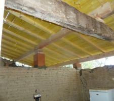 Nouveau toit en cours de reconstruction. Volige posée