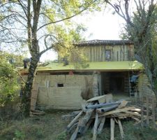Nouveau toit en cours de reconstruction. Volige posée - vue extérieure
