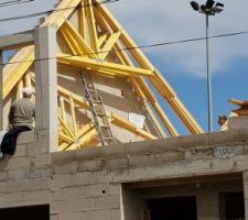 Enfin les ouvriers sont sur mon chantier, pour monter la charpente... ca se débloque enfin !!!