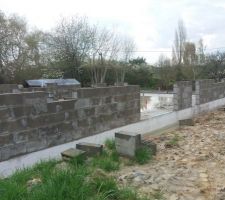 Enfin les murs s'&eacute;l&egrave;vent!!!! :)
( vue cot&eacute; jardin )