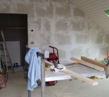 Lambris pos&eacute; dans la chambre de la fille au pair