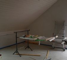 Lambris pos&eacute; dans la chambre de la fille au pair