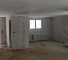 Vue sur entrée et espace cuisine
