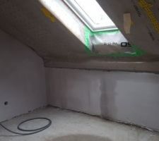 Sous couverture et laine de verre non définitive en attendant que le Velux soit fini