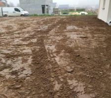 Début du chantier le 11/04/18:

-raccordement de la maison aux coffrets
-pose regards évacuation eaux de pluie
- terrassement
-création place de stationnement et allée