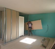 Cloisons en cours de montage : vue sur cuisine et cellier