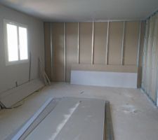 Cloisons en cours de montage : vue sur le bureau