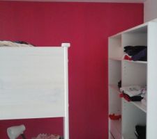 1er couche peinture rose chambre de océane, les 3 autres murs seront en gris