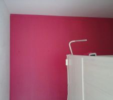 1er couche peinture rose chambre de océane, les 3 autres murs seront en gris