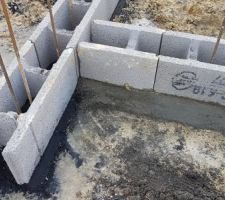 Détail du premier rang avec le béton hyrdofuge