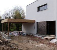 Le double car port en façade avant.