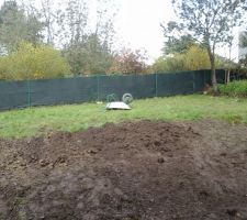 Le gazon que j'avais fait l'année dernière, je recommence toute la pente car trop de mauvaises herbes, j'ai retiré toutes la partie supérieur avec une binette