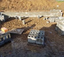 Début de maçonnerie du vide sanitaire