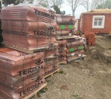 10 Avril les tuiles sont sur le terrain