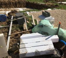 Un constructeur qui fabrique des maisons avec des plaques de béton qui prend les terrains pour des déchetterie.