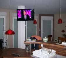 La télévision dans la cuisine.