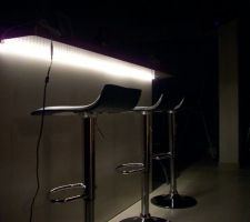 Les LED sous le bar.