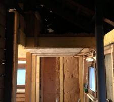 Isolation du plafond au-dessus de la douche : 30cm de laine de bois au-dessus et sur le côté