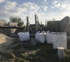 Les murs principaux montent vite, il y a un peu de maçonnerie à l?avant et du chauffage à faire sur le bow-window à l?arriere