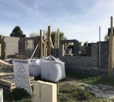 La maçonnerie monte progressivement, le travail est toujours très soigné