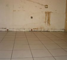 R&eacute;novation de la cuisine : J 3 carrelage termin&eacute; manque les plinthes.