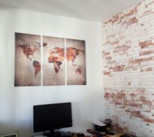 Le bureau.
Le mur effet brique, c'est de la faïence, j'ai trouvé cela génial pour mon bureau.
Quand va arriver la verrière...