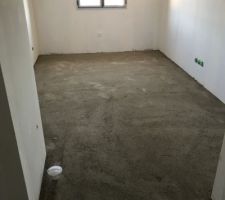 Préparation de la chape lisse pour ensuite poser le parquet