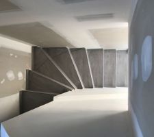 Tres beau travail du carreleur dans l?escalier