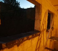 Mise en place des appuies de fenetre en pierre bleue