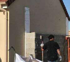 &Eacute;l&eacute;vation des murs du RDC 
Les ouvriers a l'oeuvre