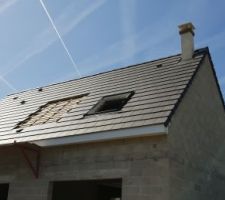 Vu arriére de la maison ( velux posé à l'étage et emplacement des panneaux photovoltaïques visible entre les deux)