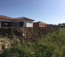 Côté sud.
Borne de limitation de terrain