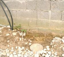 Regard d'arrivée d'eau : deux regards existants et le nôtre a été recouvert par les ouvriers...lors des travaux pour le chemin d'accès.