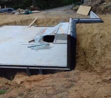 Lisses posées sur le contour de la maconnerie pour recevoir les murs de l'ossature