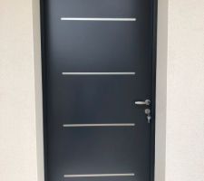 Porte d'entrée enfin sans protection.
