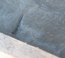 Ferraille apparente sur le seuil d'entrée. Il y a comme un manque de ciment. Partis trop vites ?