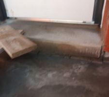 Ferraille apparente sur le seuil d'entr&eacute;e.  Il y a comme un manque de ciment.  Partis trop vites ?