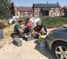 Remblai du pavillon "pause du midi
Première repas sur notre terrain