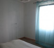 Début de travaux dans notre chambre : pose des plinthes