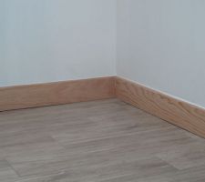 Début de travaux dans notre chambre : pose des plinthes