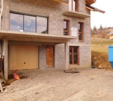 Voilà! Le terrain est mis au propre devant la maison et est maintenant praticable.